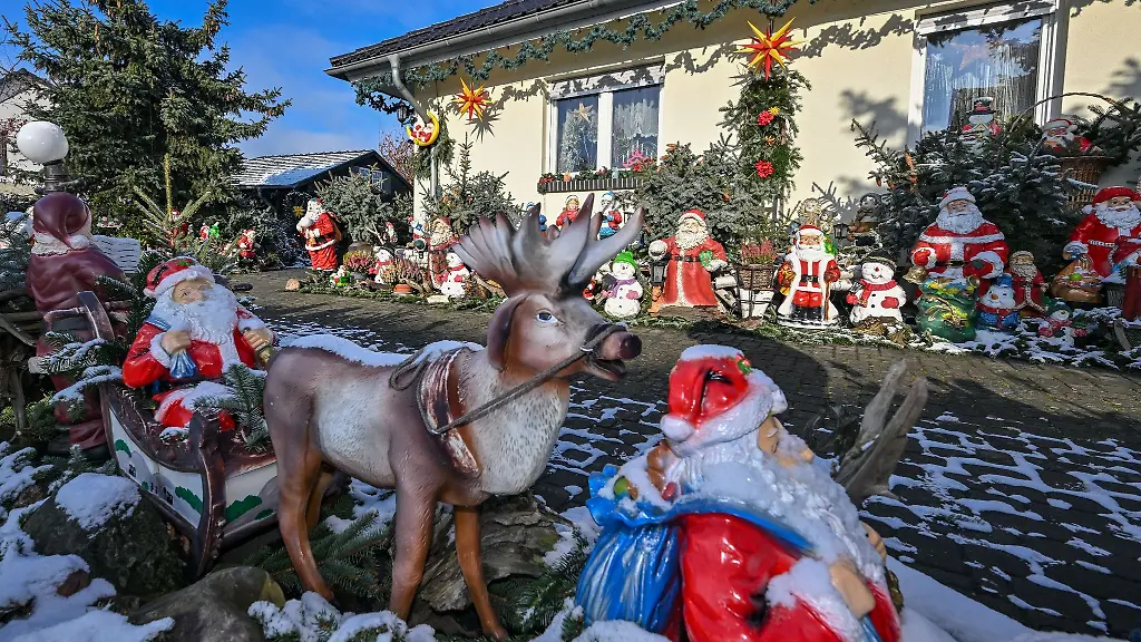 Etwas-Schnee-liegt-im-weihnachtlich-geschmueckten-Garten-von-Gisela-Liebsch-und-Gerd-Moerl