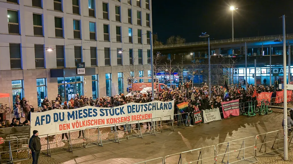 Demonstranten-protestieren-gegen-die-AfD-Kundgebung-auf-dem-Riebeckplatz