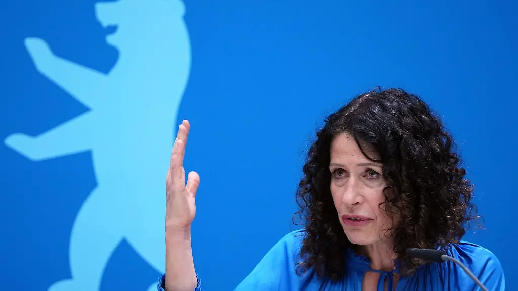 Berlins-Verkehrssenatorin-Bettina-Jarasch-Gruene-spricht-bei-einer-Pressekonferenz