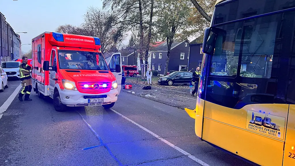 Ein-Rettungswagen-steht-vor-dem-Linienbus-auf-der-Strasse