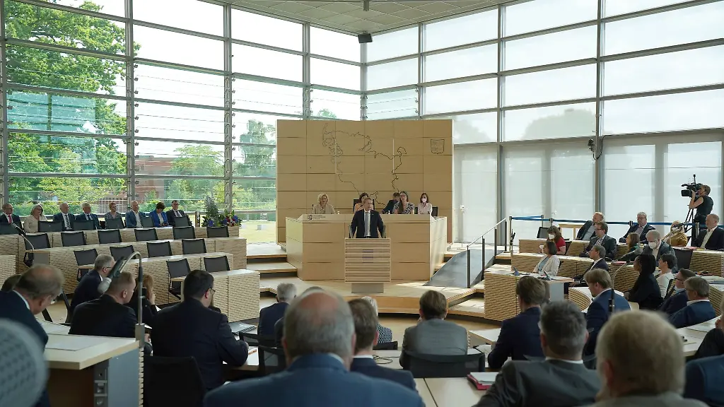 Blick-in-den-Plenarsaal-des-Landtags-von-Schleswig-Holstein