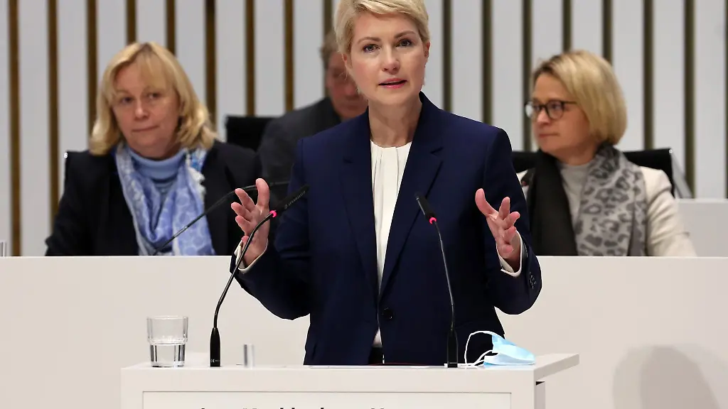 Mecklenburg-Vorpommerns-Ministerpraesidentin-Manuela-Schwesig-SPD-spricht-bei-einer-Landtagssitzung