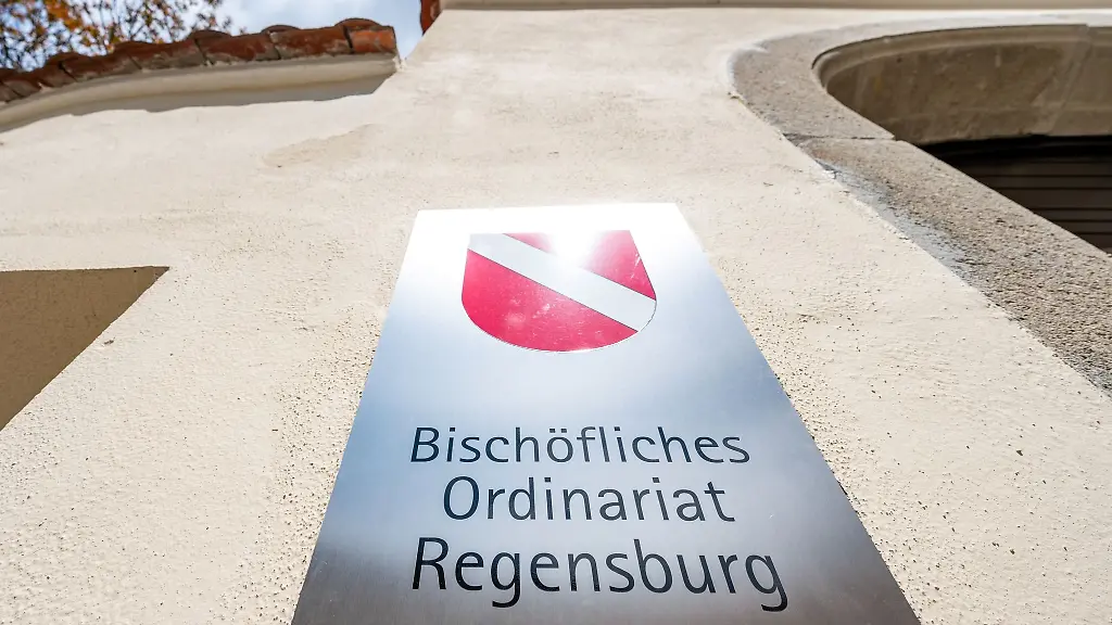 Bischoefliches-Ordinariat-Regensburg-steht-auf-einem-Schild-vor-dem-Gebaeude-des-Bistums-Regensburg-in-der-Altstadt