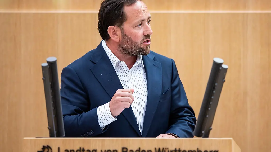 Staatssekretaer-im-Staatsministerium-und-Vertreter-des-Landes-Baden-Wuerttemberg-bei-der-Europaeischen-Union-Florian-Hassler-spricht-waehrend-der-41-Sitzung-des-Landtages
