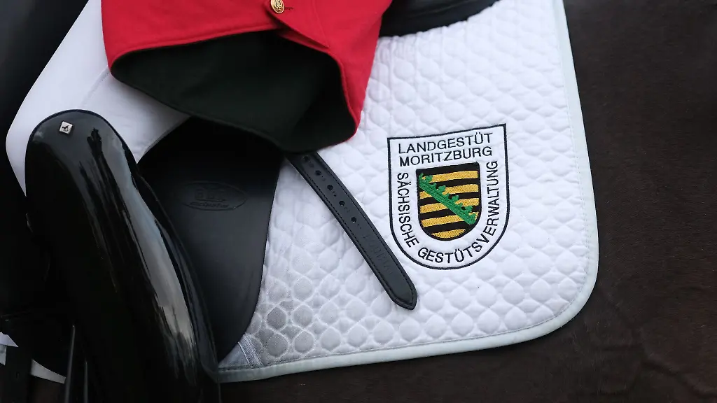 Eine-Satteldecke-mit-dem-Wappen-des-Landesgestuetes-Moritzburg