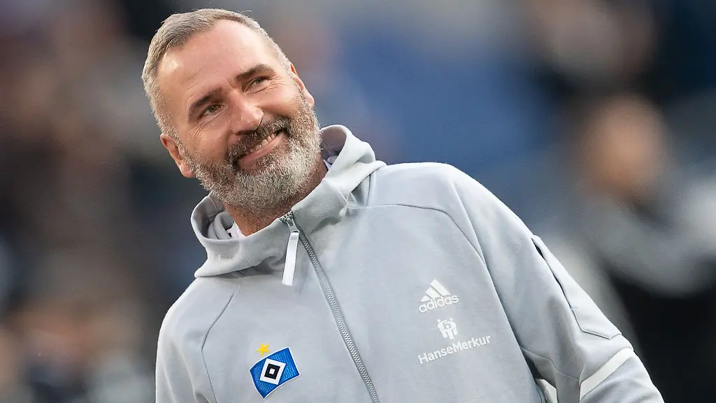 Hamburgs-Trainer-Tim-Walter-ist-vor-dem-Spiel-im-Stadion