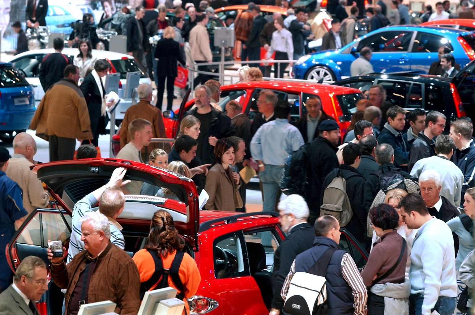Genf, die Show für die spektakulären und aufregenden Momente im Auto-Kalender. Jedes Jahr werden hier die wichtigsten und spannendsten Premieren gezeigt. Die IAA in Frankfurt mag größer sein, aber Genf ist schon immer zuständig für Auto-Neuheiten, die Geschichte schreiben.