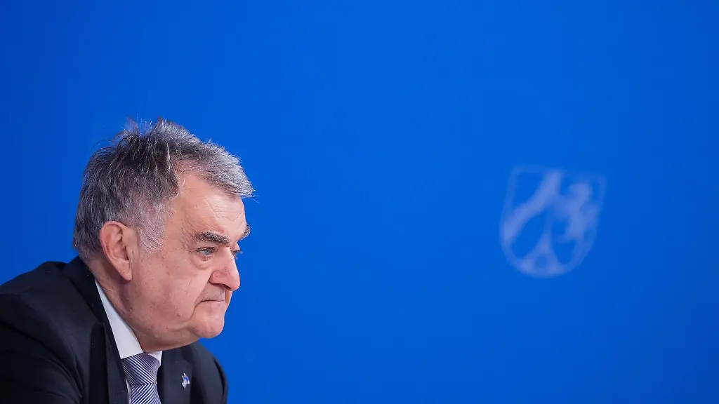 Herbert-Reul-CDU-Innenminister-von-Nordrhein-Westfalen-vor-der-Presse