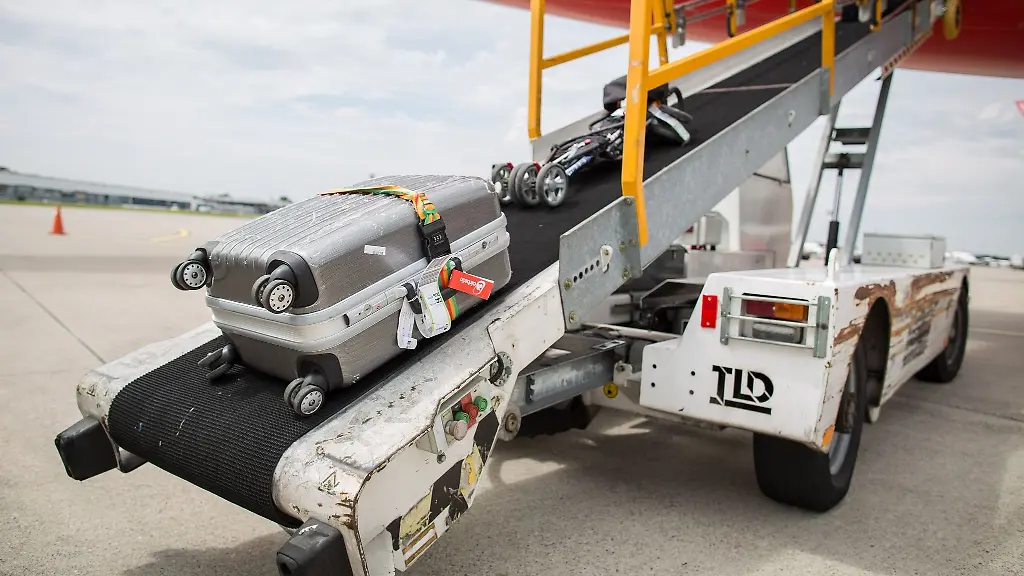 Dieser-hier-kommt-mit-Doch-immer-wieder-bleiben-Koffer-auf-dem-Weg-in-den-Urlaub-auch-auf-der-Strecke