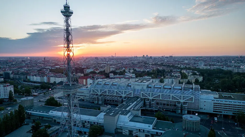 Der-Berliner-Funkturm-und-das-ehemalige-Internationale-Congress-Centrum-bei-Sonnenaufgang