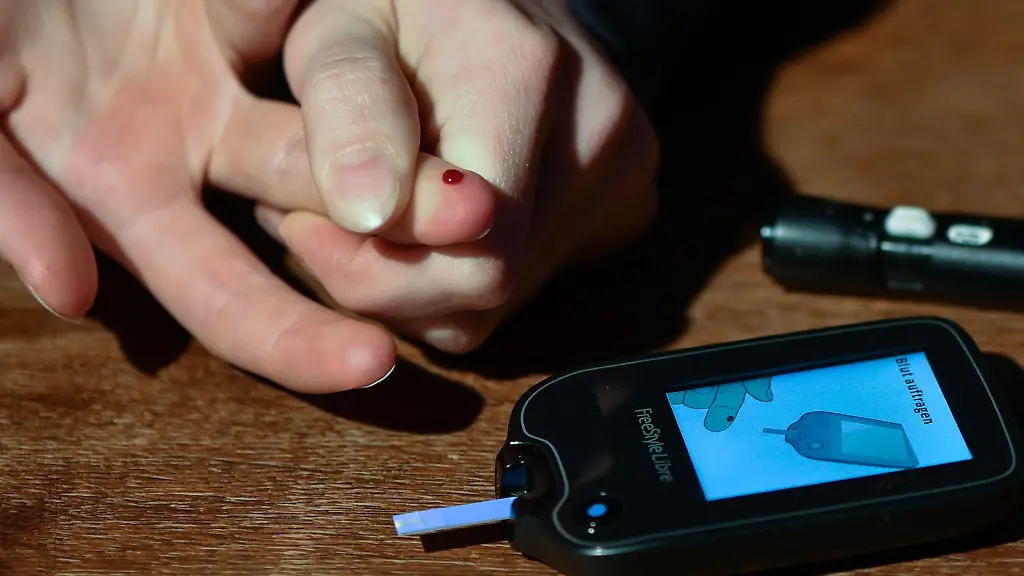 Ein-Maedchen-das-an-Diabetes-erkrankt-ist-misst-mit-einem-Blutzuckermessgeraet-den-Zuckergehalt