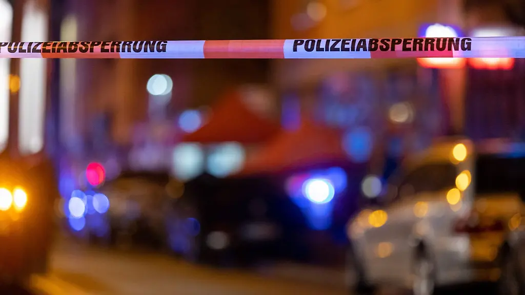 Ein-Absperrband-der-Polizei-haengt-vor-einem-Tatort