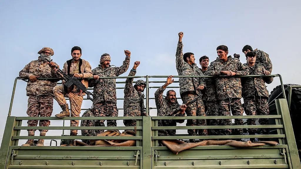 2022-10-19T092459Z-2121327129-RC2E3X90VLJZ-RTRMADP-3-IRAN-MILITARY-DRILL