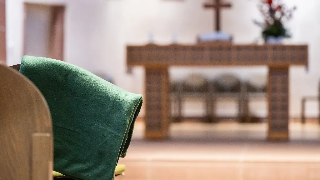 Decken-fuer-Glaeubige-liegen-in-der-Alten-Nikolaikirche