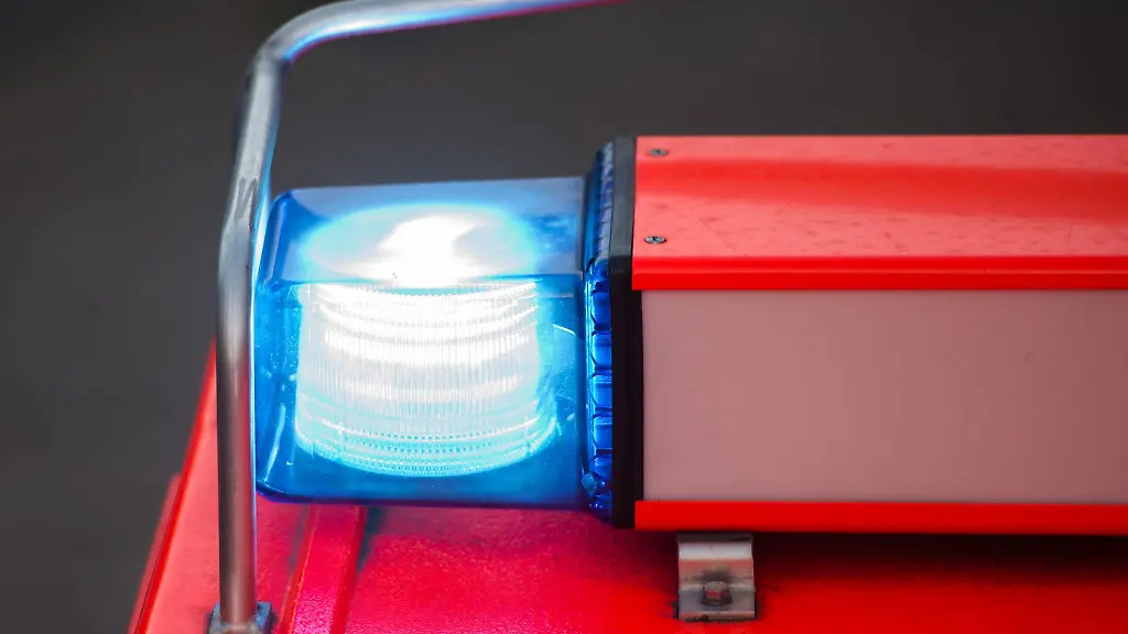 Ein-Blaulicht-leuchtet-an-einem-Feuerwehrwagen