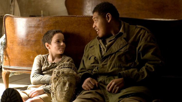 Der etwas einfältige, aber aufrichtige Soldat Sam Train und Angelo, der kleine italienische Junge, dem er das Leben rettet.