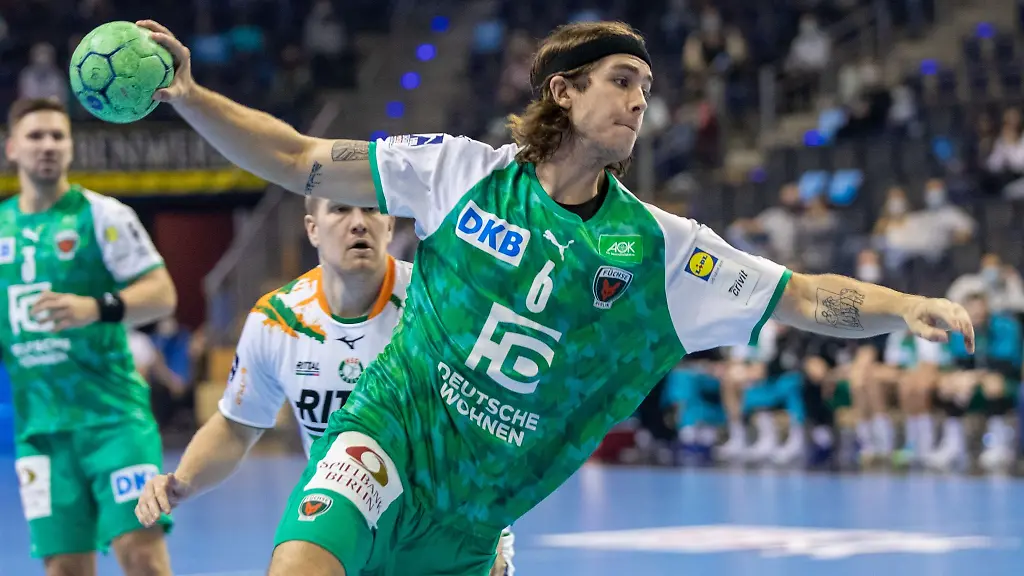 Jacob-Tandrup-Holm-wirft-den-Ball-auf-das-Tor
