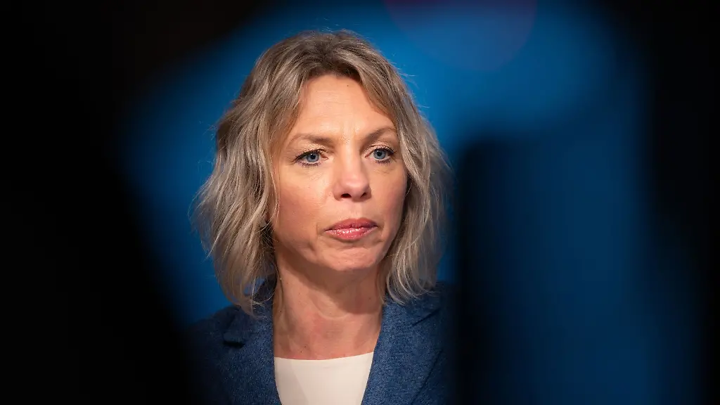 Susanna-Karawanskij-Die-Linke-Infrastrukturministerin-spricht-bei-einer-Medienkonferenz