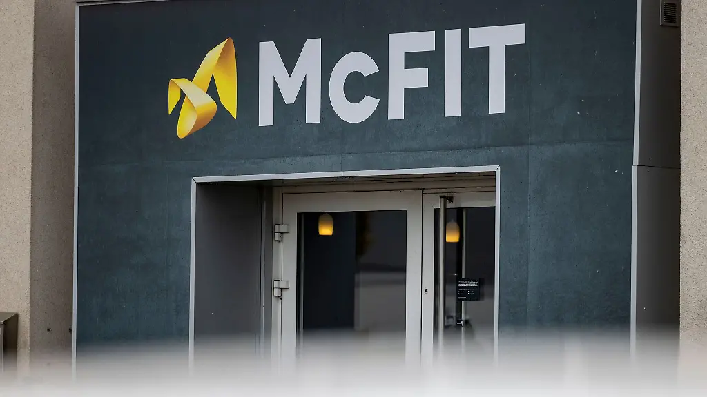 Der-Eingangsbereich-eines-McFit-Fitnessstudios