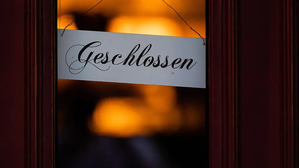 Ein-Schild-mit-der-Aufschrift-Geschlossen-haengt-an-der-Tuer-eines-Restaurants