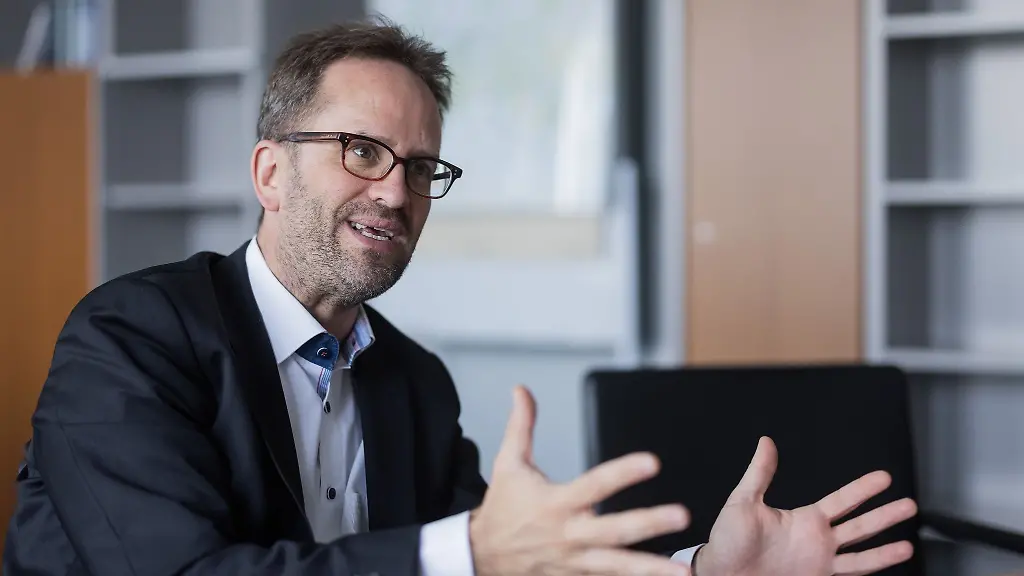 Klaus-Mueller-Praesident-der-Bundesnetzagentur-spricht-bei-einem-Interview