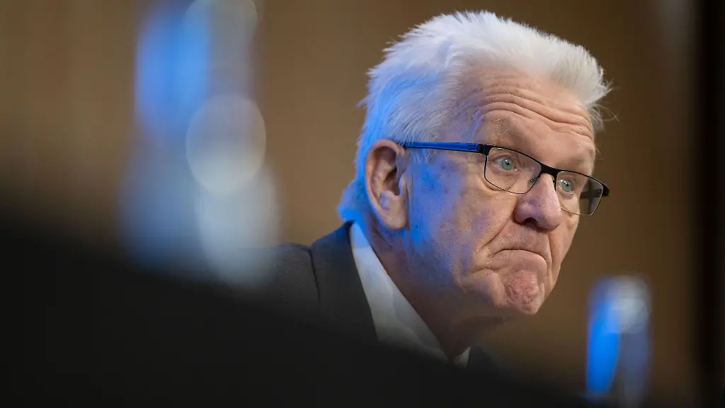 Baden-Wuerttembergs-Ministerpraesident-Winfried-Kretschmann-Gruene-nimmt-an-einer-Landespressekonferenz-teil