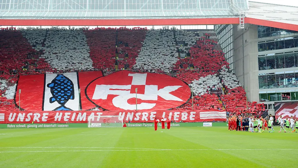 Fans-des-1-FC-Kaiserslautern-zeigen-auf-der-Westkurve-des-Stadions-eine-Choreografie