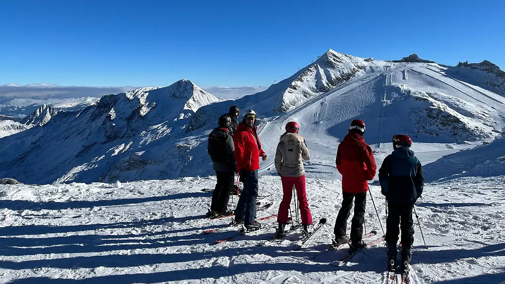 Wintersportler-schauen-auf-ein-Skigebiet