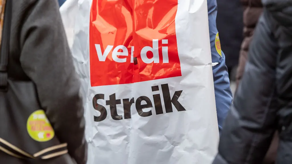Beschaeftigte-nehmen-an-einem-Warnstreik-teil