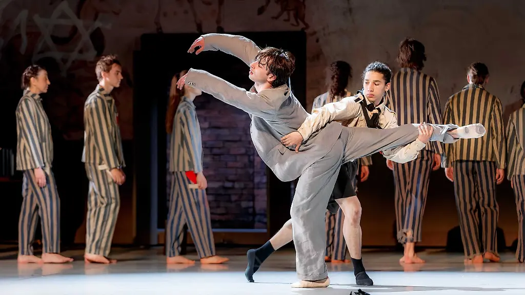 Die-Taenzer-Giuseppe-Conte-und-Joao-Vitor-Santana-tanzen-auf-der-Fotoprobe-des-Bundesjugendballetts-von-Die-Unsichtbaren