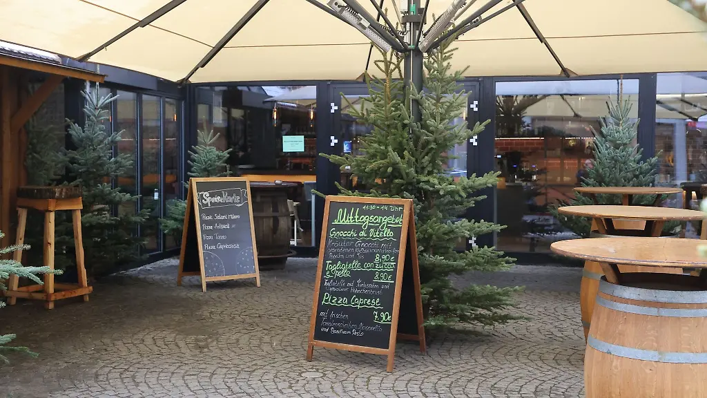 Tafeln-mit-Speisenangeboten-vor-einer-Gaststaette-in-Erfurt