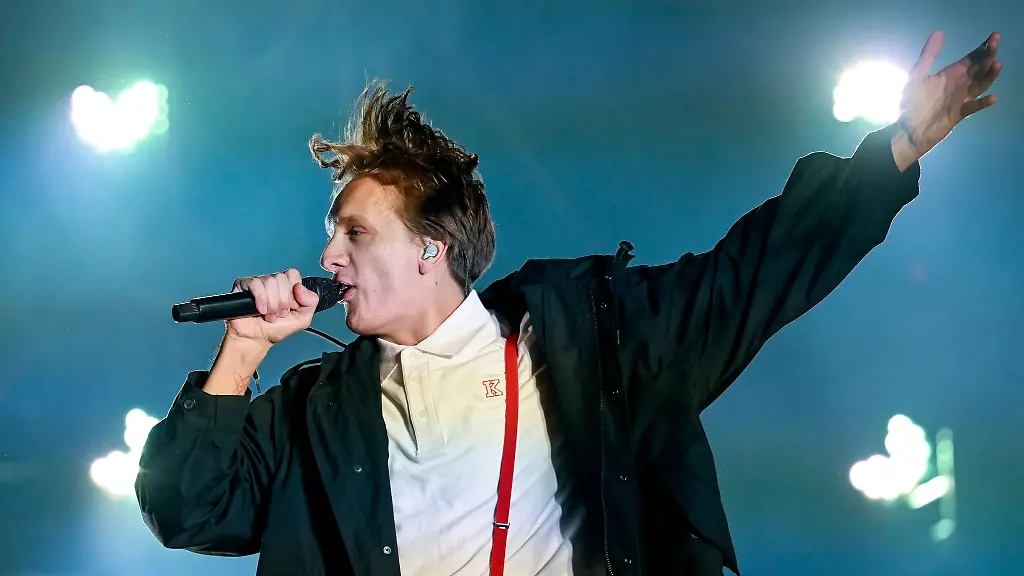 Der-Saenger-Felix-Brummer-der-Band-Kraftklub