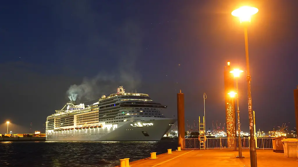 Das-Kreuzfahrtschiff-MSC-Preziosa-laeuft-im-Hamburger-Hafen-ein
