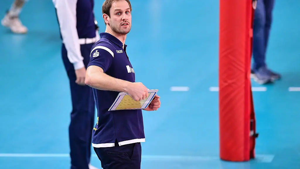 Felix-Koslowski-Cheftrainer-von-SSC-Palmberg-Schwerin-steht-am-Feld