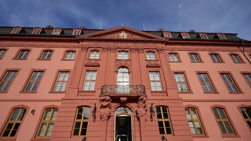 Blick-auf-den-Eingang-des-Landtags-in-Mainz