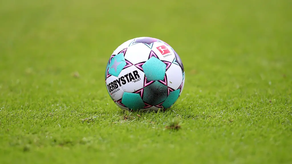 Ein-Spielball-liegt-auf-dem-Rasen