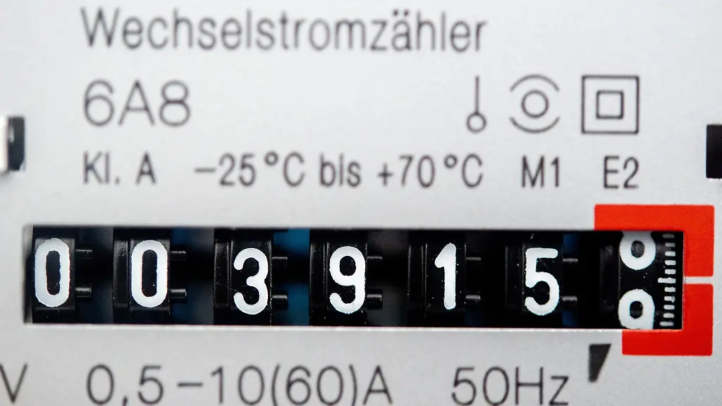 Ein-Wechselstromzaehler-zeigt-den-aktuellen-Zaehlerstand-in-einem-Haushalt-an
