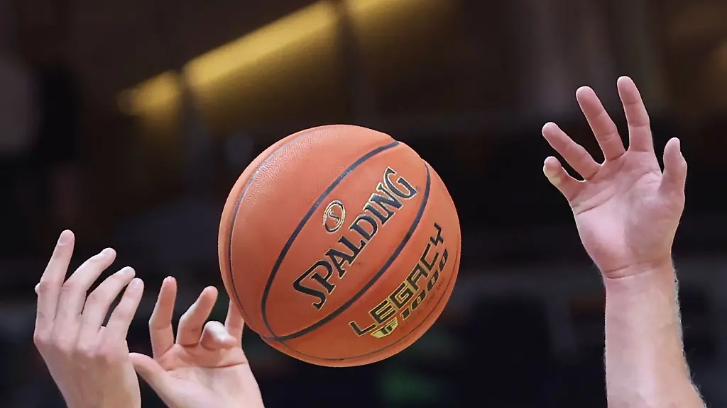 Spieler-greifen-nach-einem-Basketball