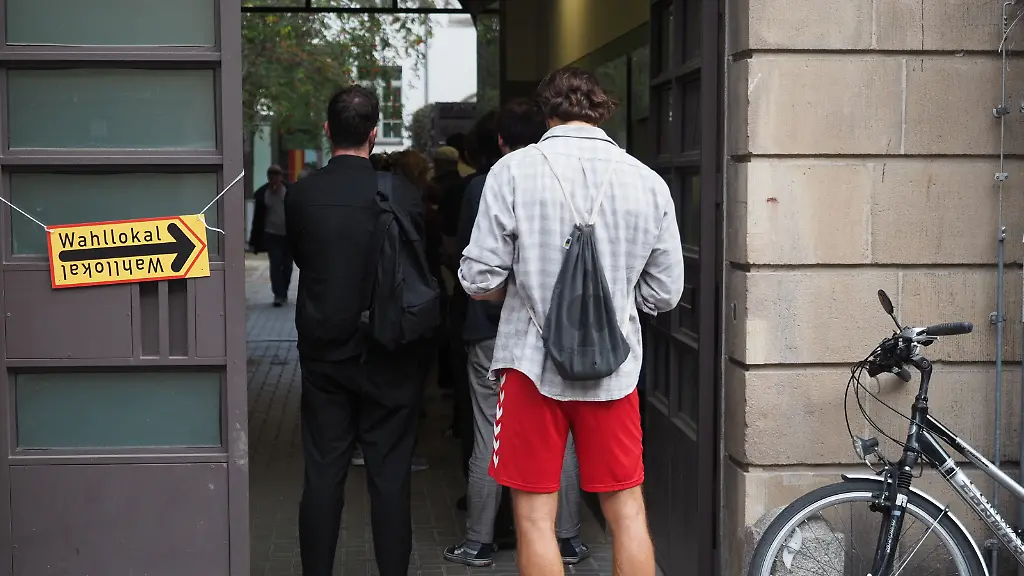 Wahlberechtigte-warten-deutlich-nach-18-Uhr-in-einer-Schlange-vor-einem-Wahllokal-an-der-Mandelstrasse-im-Berliner-Stadtteil-Prenzlauer-Berg-im-September-2021