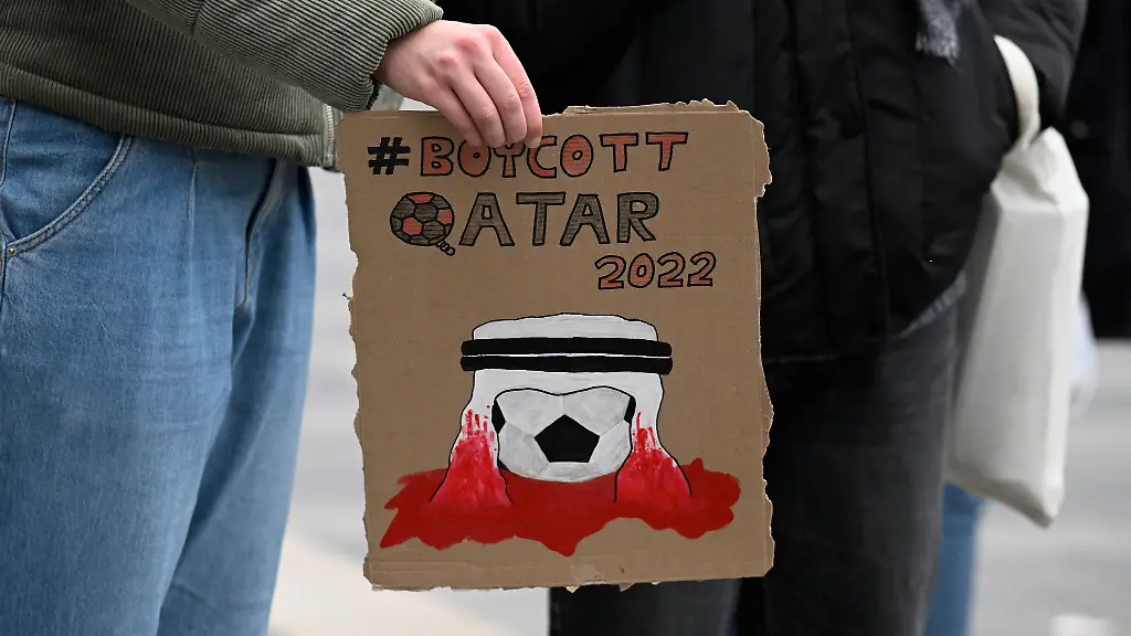 Demonstranten-protestieren-am-Barmer-Platz-gegen-die-Fussball-WM-in-Katar