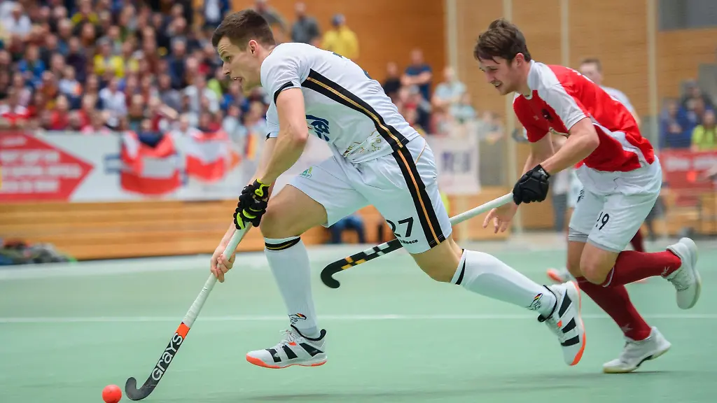 Deutschlands-Jan-Schiffer-l-laeuft-mit-dem-Ball-an-Oesterreichs-Patrick-Stanzl-vorbei