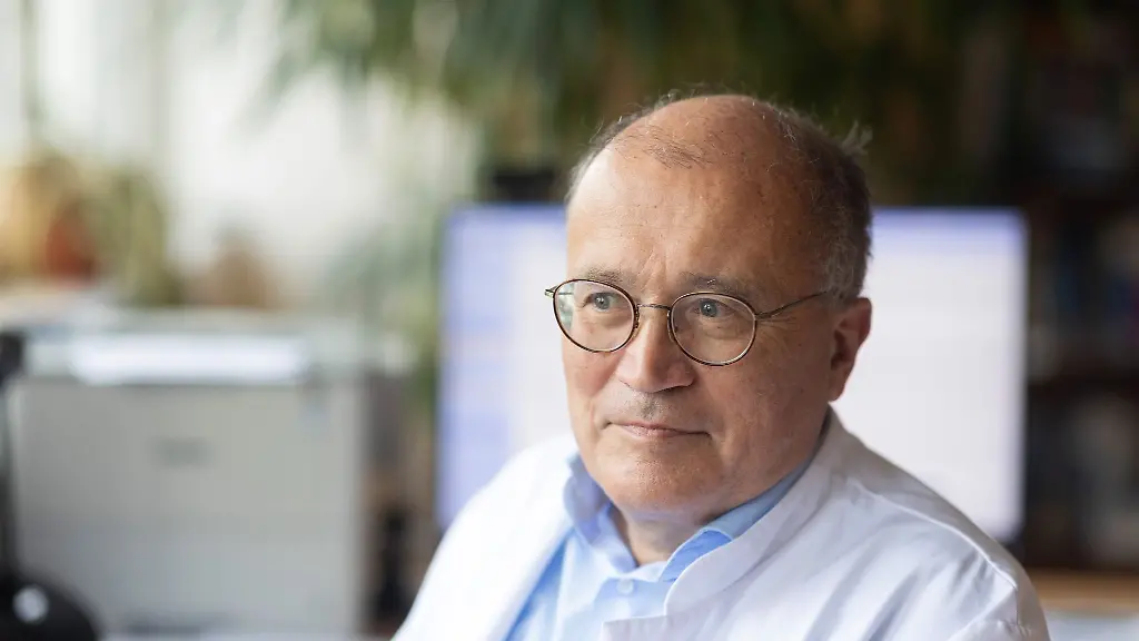 Prof-Dr-Stephan-Sahm-Medizinethiker-und-Chefarzt-der-Medizinischen-Klinik-des-Offenbacher-Kettler-Krankenhauses-ist-Krebsspezialist-und-Palliativmedizin-in-der-Klinik