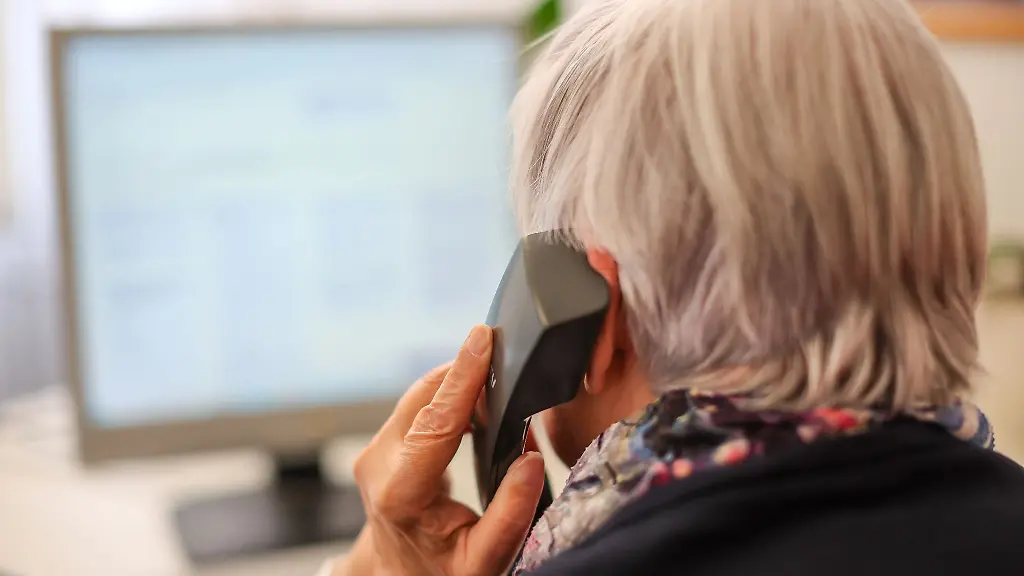 Eine-Mitarbeiterin-der-Telefonseelsorge-in-Halle-Saale-sitzt-an-ihrem-Arbeitsplatz