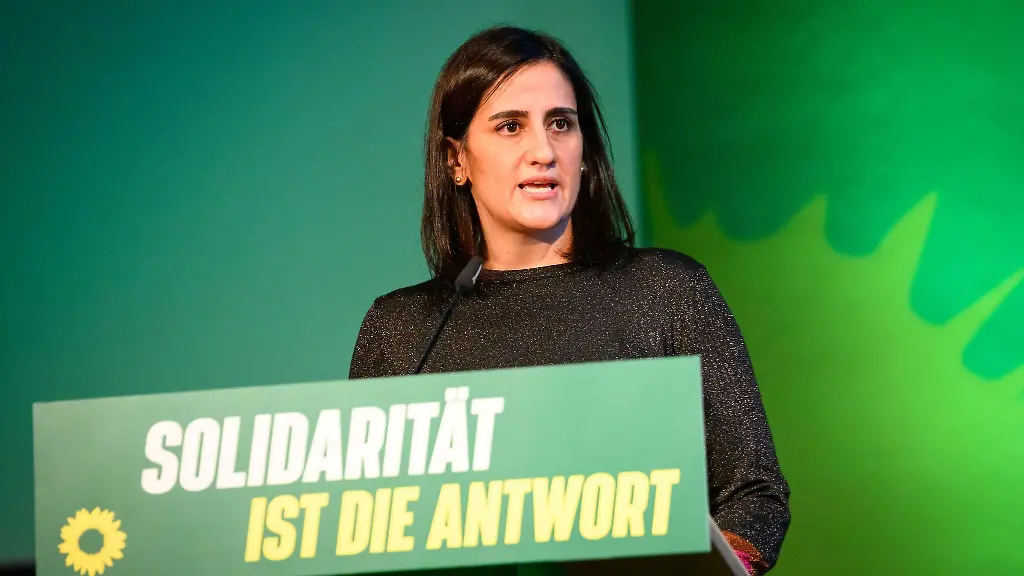 Die-Landesvorsitzende-Maryam-Blumenthal-spricht-auf-dem-Landesparteitag-der-Hamburger-Gruenen