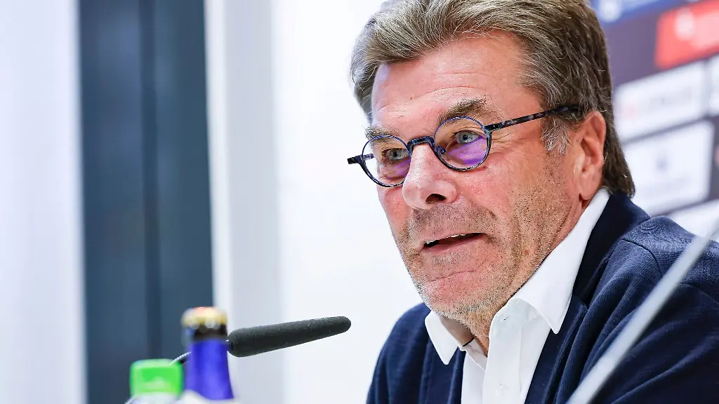 Nuernbergs-Sportvorstand-Dieter-Hecking-nimmt-an-einer-Pressekonferenz-teil