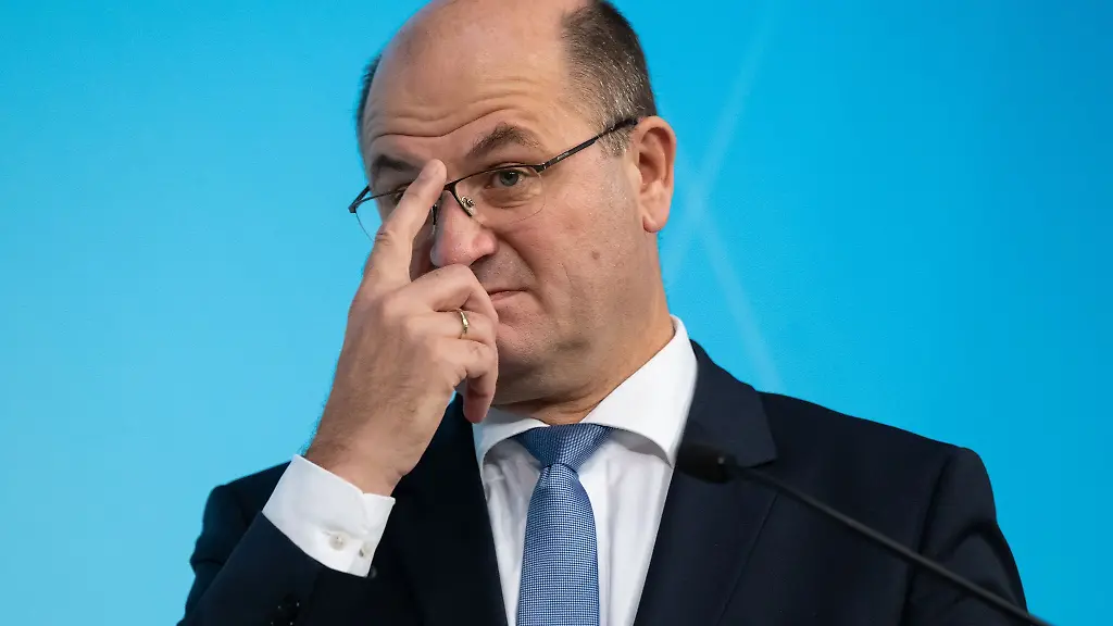 Bayerns-Finanzminister-Albert-Fueracker-CSU-nimmt-an-einer-Pressekonferenz-teil