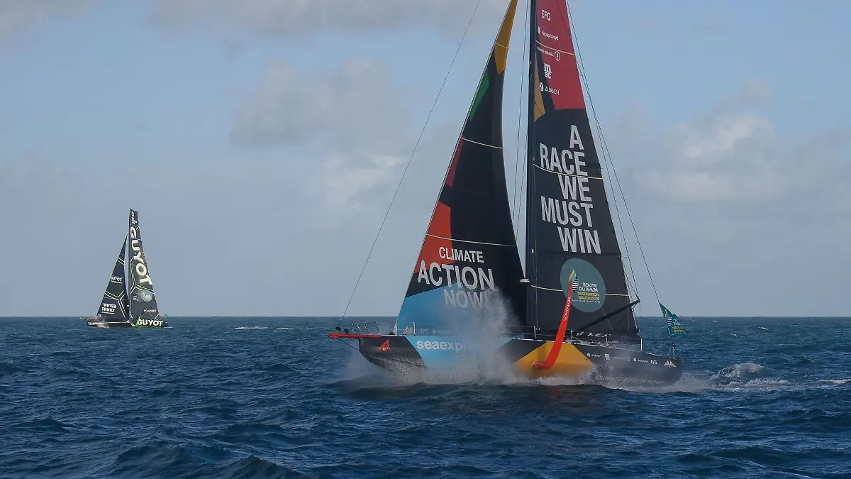 Der-deutsche-Skipper-Boris-Herrmann-segelt-mit-seiner-Imoca-60-Malizia-nach-dem-Start-vor-Saint-Malo