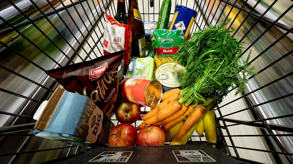Lebensmittel-liegen-in-einem-Einkaufswagen-in-einem-Supermarkt