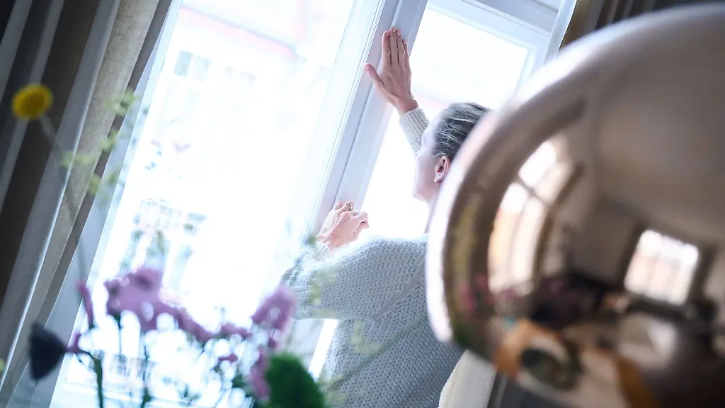 Mehrmals-am-Tag-sollte-man-im-Winter-die-warme-Luft-hinauslueften-und-frische-reinlassen-Wer-sparen-will-kann-sich-dafuer-an-den-Werten-eines-Hygrometers-orientieren