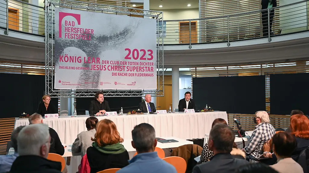 Intendant-Joern-Hinkel-2-v-l-stellt-das-Programm-der-72-Bad-Hersfelder-Festspiele-2023-vor